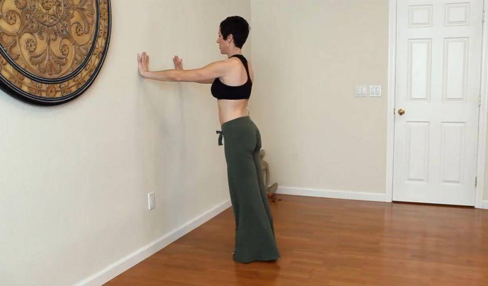 ilustrasi wall push-up (youtube.com/eHowFitness)