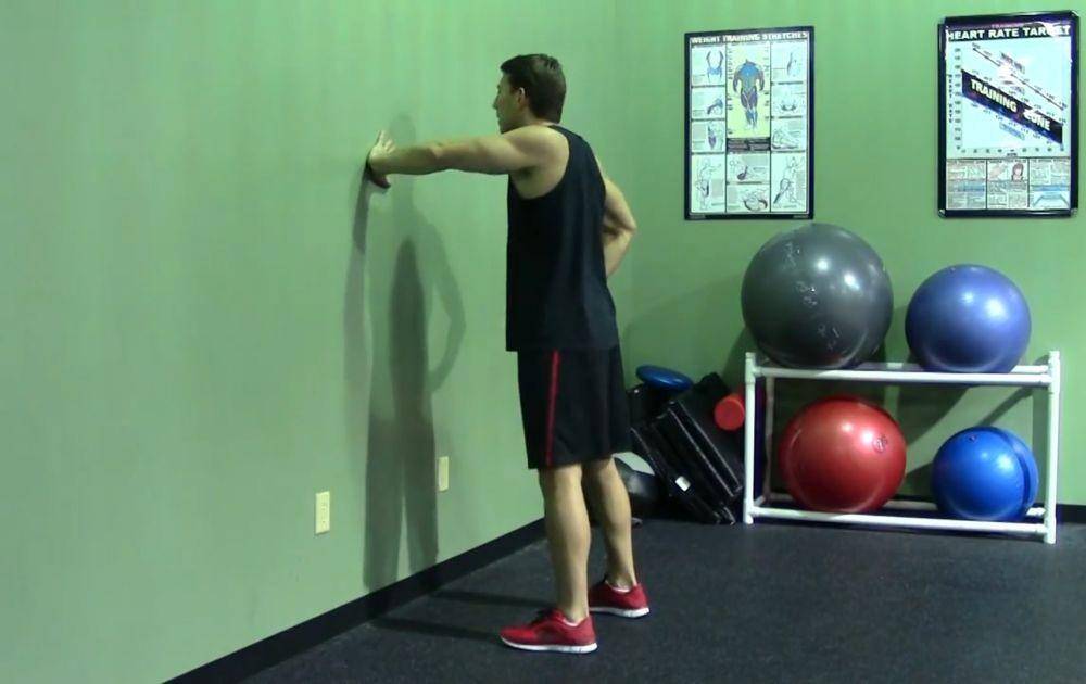 ilustrasi one arm wall push-up (youtube.com/HASfit)