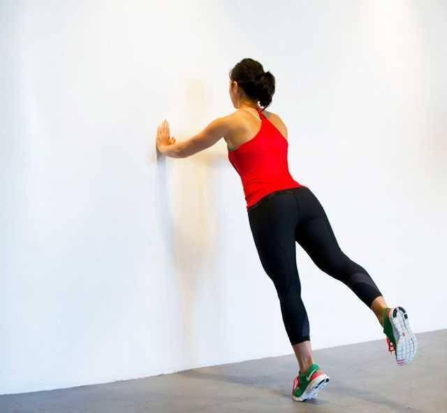ilustrasi one leg wall push-up (skimble.com)