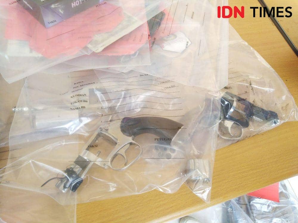 Kepolisian mengungkapkan penangkapan pelaku penembakan karyawati BRI-Link inisial LA (21) di Desa Tambah Subur, Way Bungur, Lampung Timur sempat terjadi baku tembak. (IDN Times/Tama Yudha Wiguna)