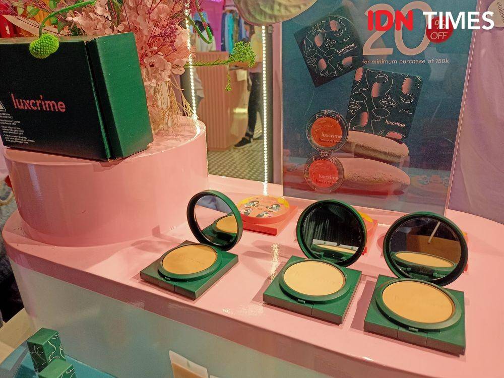 Koleksi Two Way Cake dari Luxcrime dalam acara Brightspot Convergence 2021. 29 Januari 2022 (IDN Times/M. Tarmizi Murdianto)