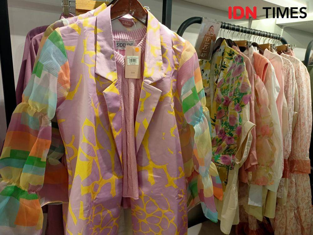 Koleksi Livia Outer dari Sideline dalam acara Brightspot 2021. 29 Januari 2022 (IDN Times/M. Tarmizi Murdianto)