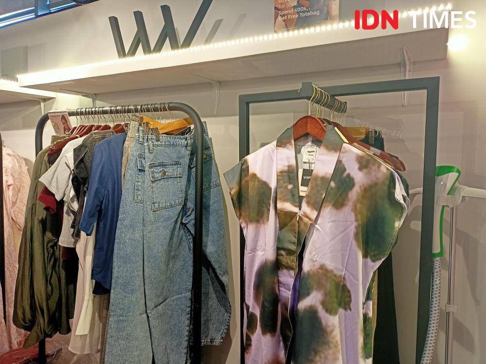 Koleksi Vanity dan Perspective dari Wearstatuquo dalam acara Brighspot Convergence 2021. 29 Januari 2022. (IDN Times/M. Tarmizi Murdianto)