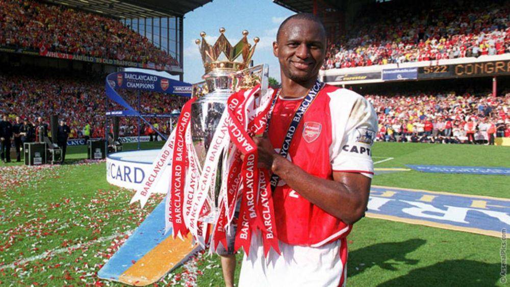 Patrick Vieira menjadi juara Premier League bersama Arsenal. (moesquare.medium.com)