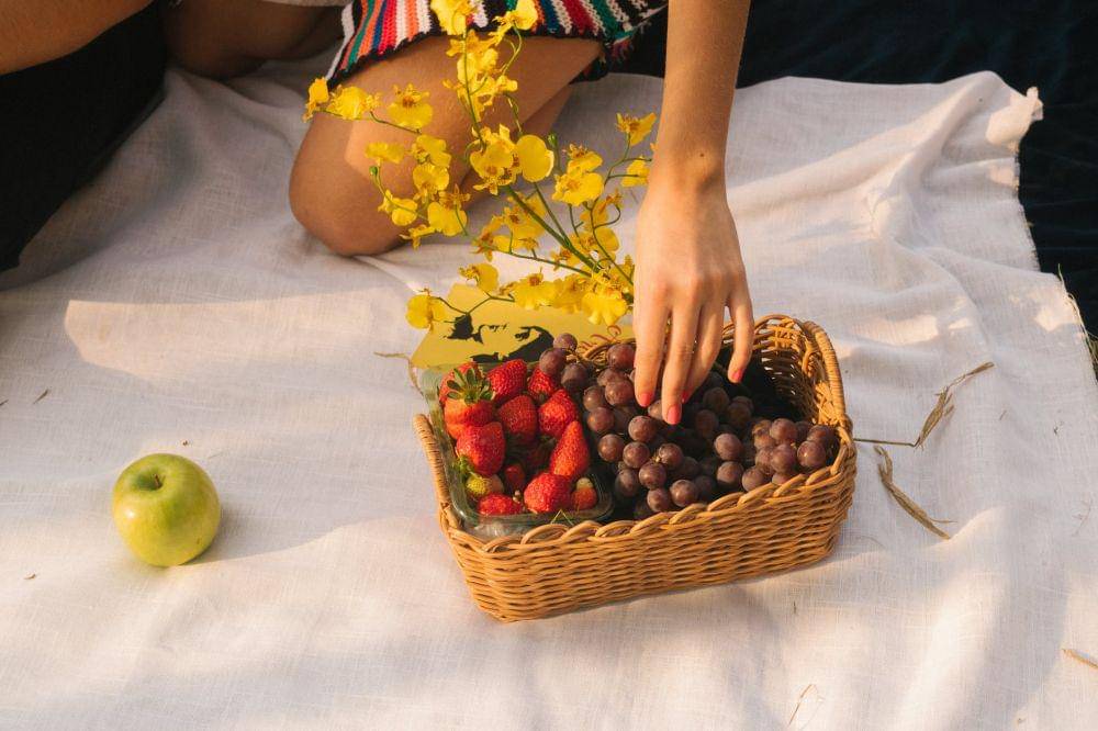 ilustrasi makan buah-buahan (pexels.com/Athena)