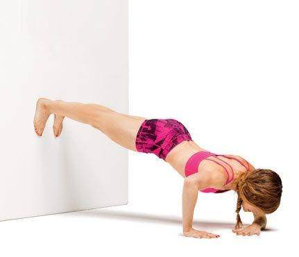 ilustrasi feet on the wall push-up (self.com)