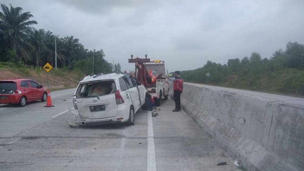 Kecelakaan di Jalan Tol Trans Sumatra ruas Lampung kembali terjadi. Kali ini, melibatkan dua kendaraan berlokasi di KM 234+000 Jalur A, Jalan Toll Ruas Terpeka. (Dok. Hutama Karya).
