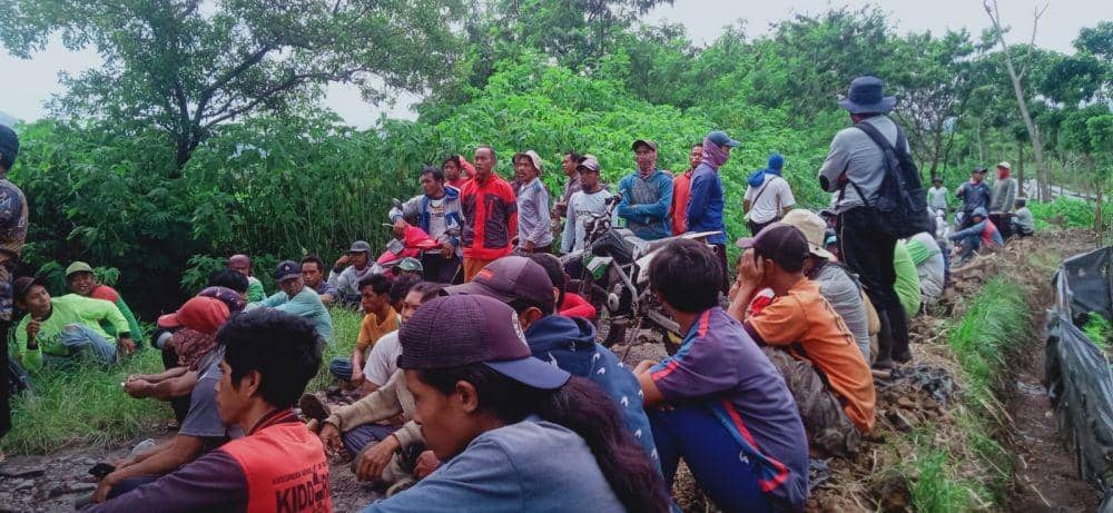 Puluhan petani di Sembalun hadang aparat yang melakukan pemasangan plang perusahaan/dok. Afif