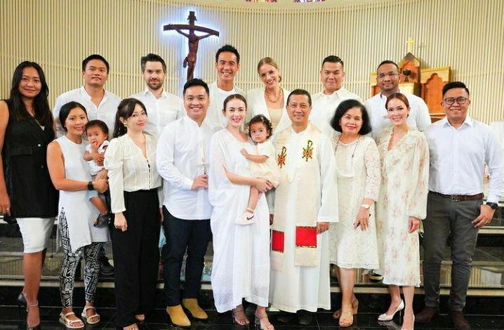 10 Potret Acara Pembaptisan Cara Rose Anak Rianti Cartwright
