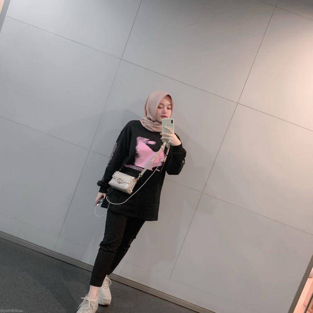 Potret gaya mirror selfie Putri Delina (instagram.com/putridelinaa)
