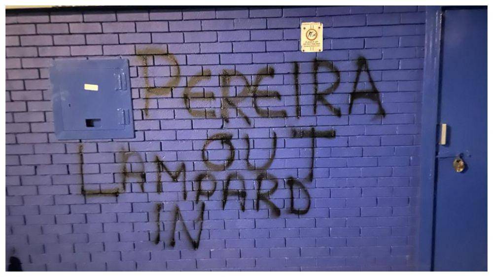 tulisan "PEREIRA OUT LAMPARD IN" (marca.com)