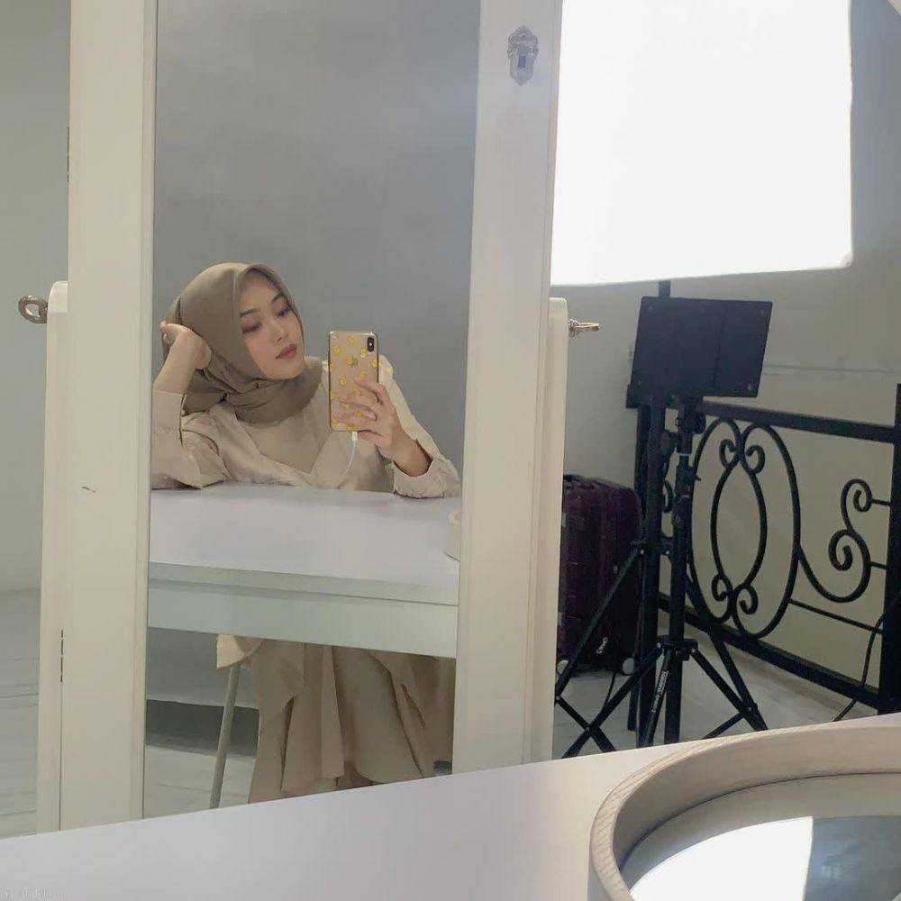 Potret gaya mirror selfie Putri Delina (instagram.com/putridelinaa)