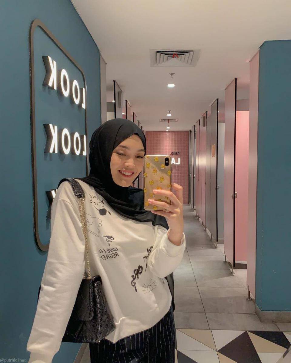 Potret gaya mirror selfie Putri Delina (instagram.com/putridelinaa)