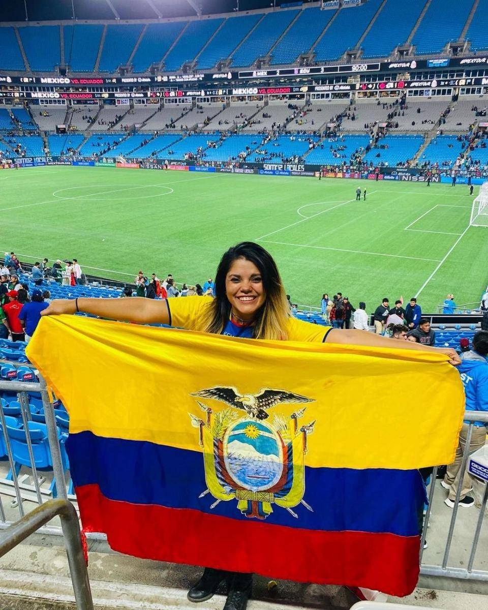 suporter dengan bendera Ekuador (instagram.com/latinabbyy94)