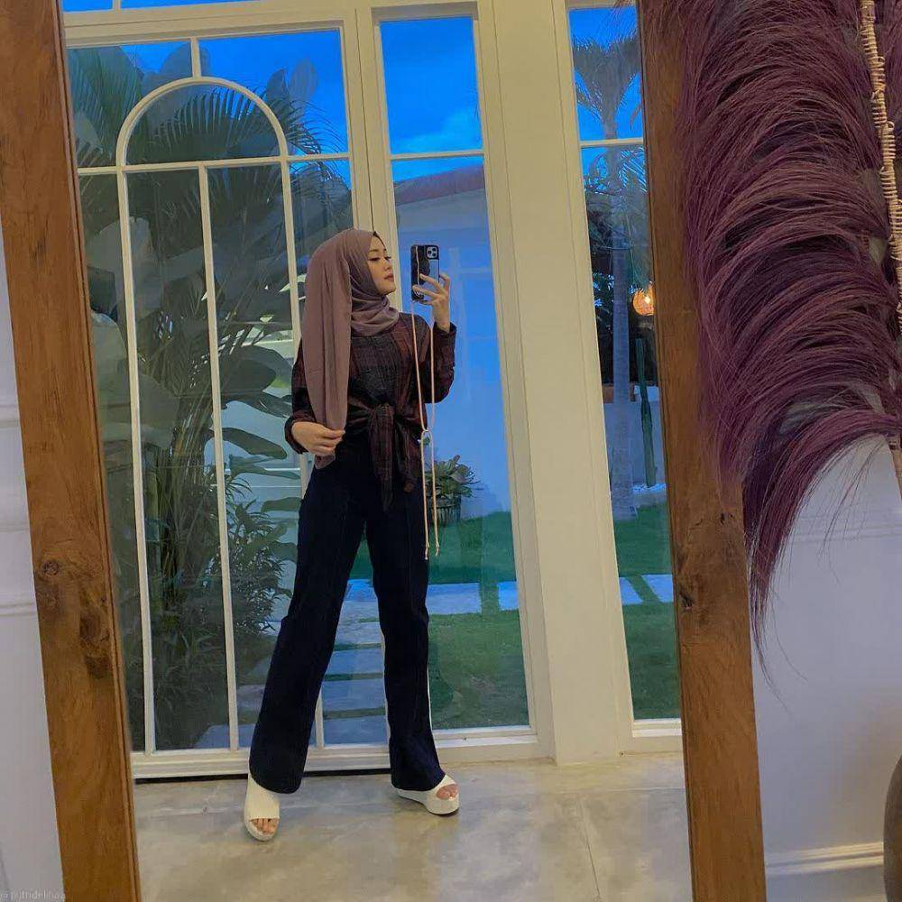 Potret gaya mirror selfie Putri Delina (instagram.com/putridelinaa)