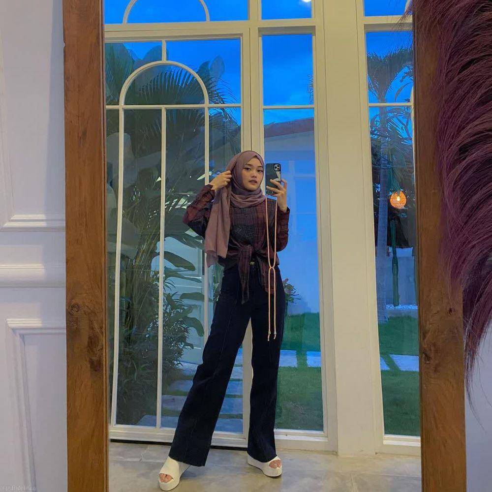 Potret gaya mirror selfie Putri Delina (instagram.com/putridelinaa)