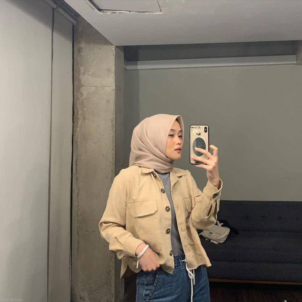 Potret gaya mirror selfie Putri Delina (instagram.com/putridelinaa)