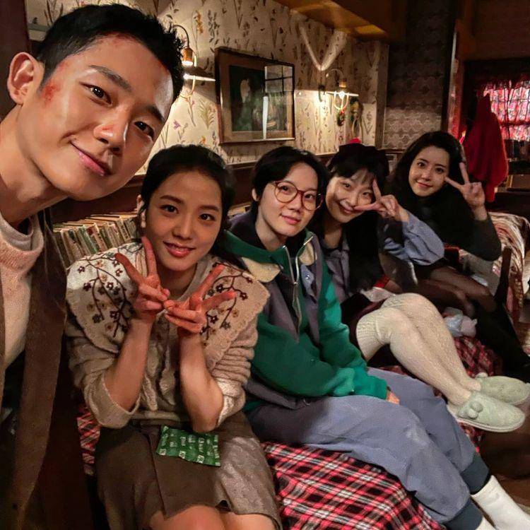Jung Hae In dan Jisoo di balik layar Snowdrop. (instagram.com/holyhaein)
