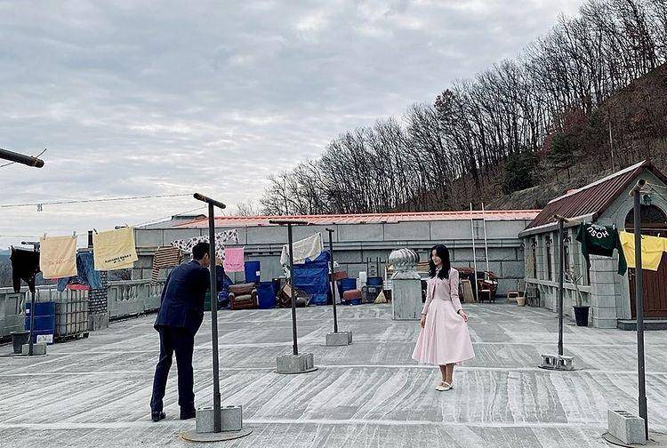 Jung Hae In dan Jisoo di balik layar Snowdrop. (instagram.com/sooyaaa_)