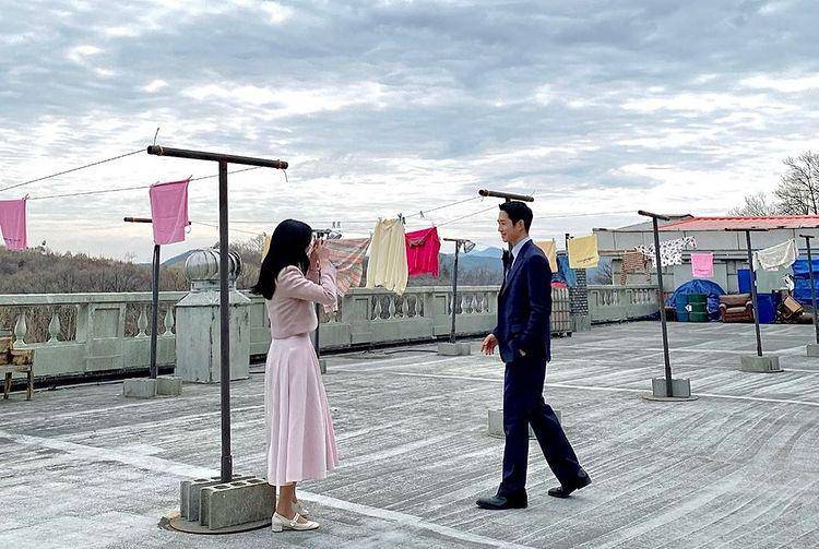 Jung Hae In dan Jisoo di balik layar Snowdrop. (instagram.com/sooyaaa_)