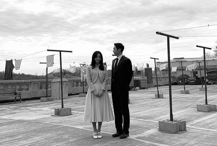 Jung Hae In dan Jisoo di balik layar Snowdrop. (instagram.com/sooyaaa_)