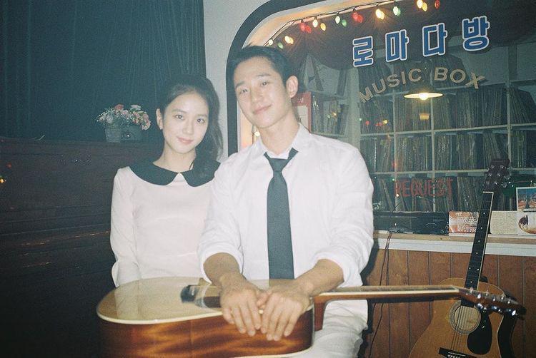 Tamat, 10 Potret Manis Jung Hae In-Jisoo di Balik Layar Snowdrop