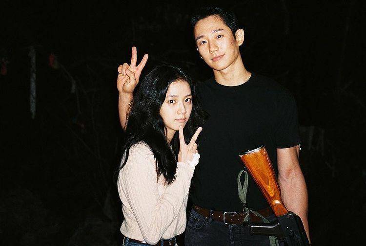 Jung Hae In dan Jisoo di balik layar Snowdrop. (instagram.com/sooyaaa_)