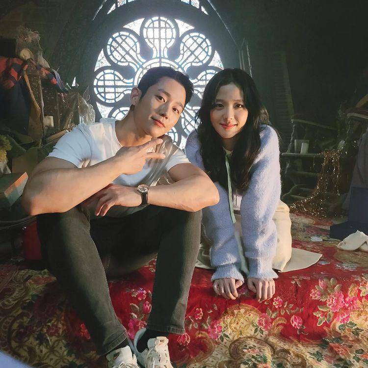 Jung Hae In dan Jisoo di balik layar Snowdrop. (instagram.com/holyhaein)