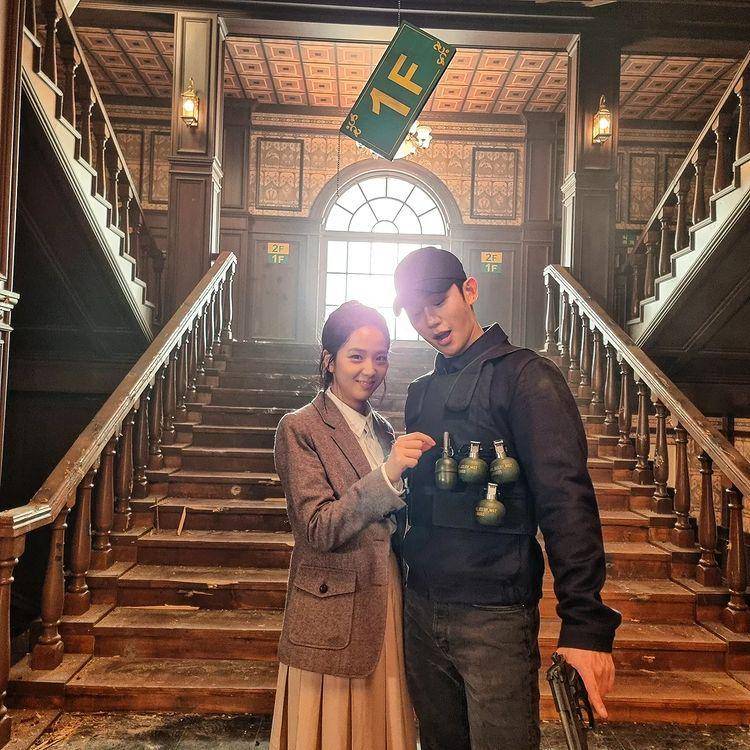 Jung Hae In dan Jisoo di balik layar Snowdrop. (instagram.com/holyhaein)