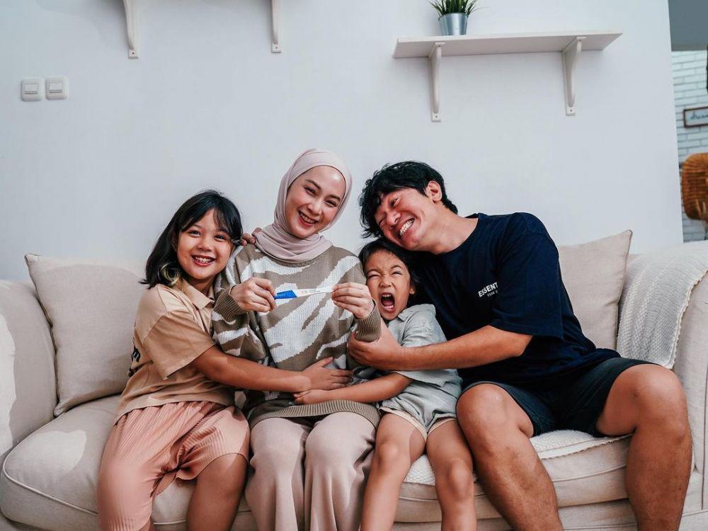 9 Potret Harmonis Keluarga Melki Bajaj, Istri Hamil Anak Ketiga!
