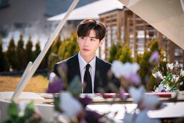 Lee Jong Suk (instagram.com/jongsuk0206)