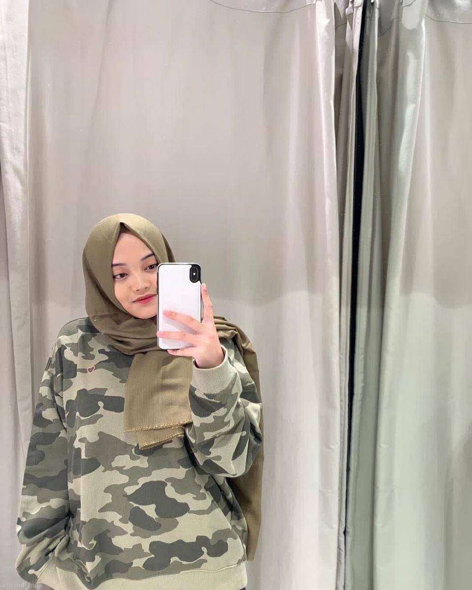Potret gaya mirror selfie Putri Delina (instagram.com/putridelinaa)