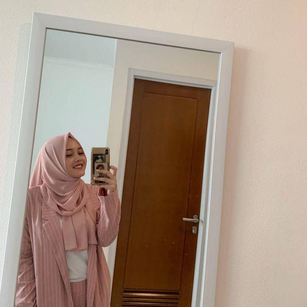 Potret gaya mirror selfie Putri Delina (instagram.com/putridelinaa)