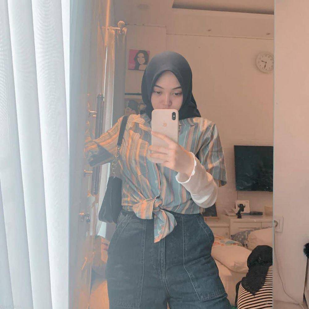 Potret gaya mirror selfie Putri Delina (instagram.com/putridelinaa)