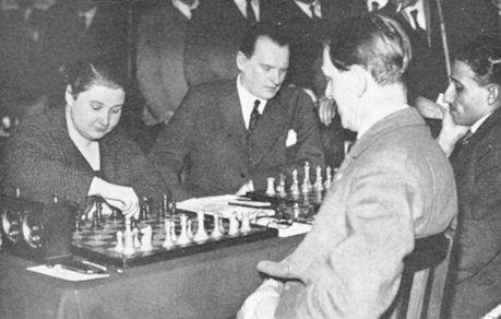 dari kiri ke kanan: Vera Menchik, Alexander Alekhine, Géza Maróczy dan Sultan Khan, London, 1932 (chesshistory.com)