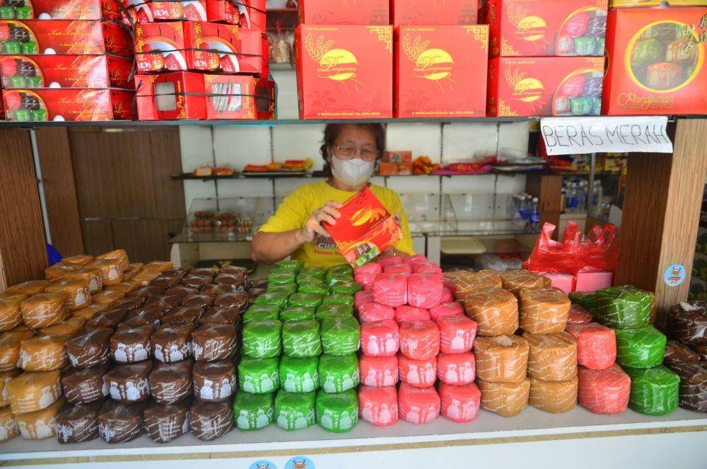 Pengrajin menata kue keranjang saat produksi di Kelurahan Panjunan, Kudus, Jawa Tengah, Jumat (28/1/2022). ANTARA FOTO/Yusuf Nugroho.