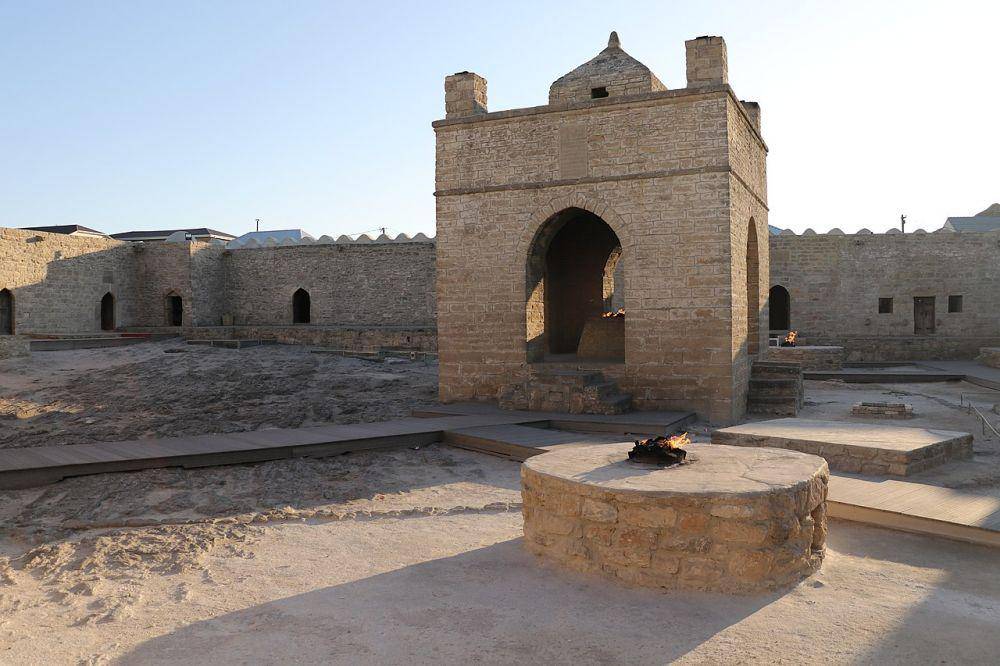 Atashgah Zoroastrian Fire Temple (commons.wikimedia.org/Jesper Ahlin Marceta)