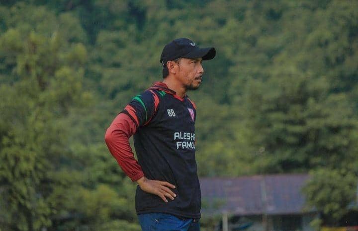 Pelatih Alesha FC Makassar, Basri Badusalam, dalam laga uji coba kontra Aretos FC di Pangkep pada 22 Januari 2022. (Instagram.com/alesha_fc_makassar)