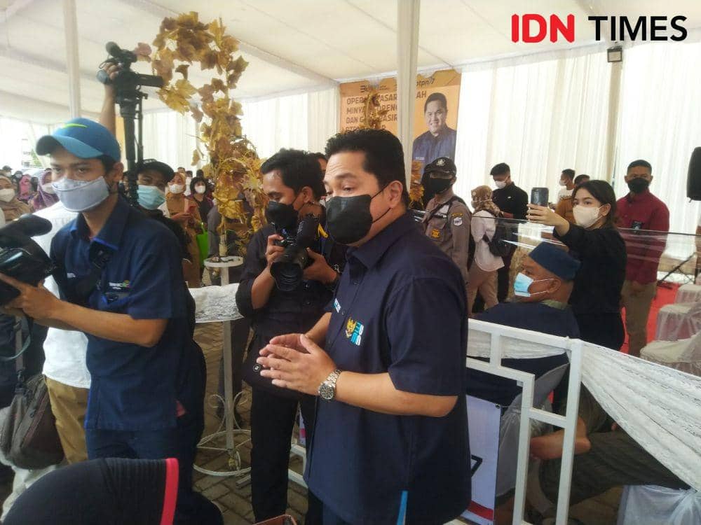Menteri Badan Usaha Milik Negara (BUMN), Erick Thohir berkomitmen akan membantu keluarga korban penembakan karyawati BRI-Link. (IDN Times/Tama Yudha Wiguna)
