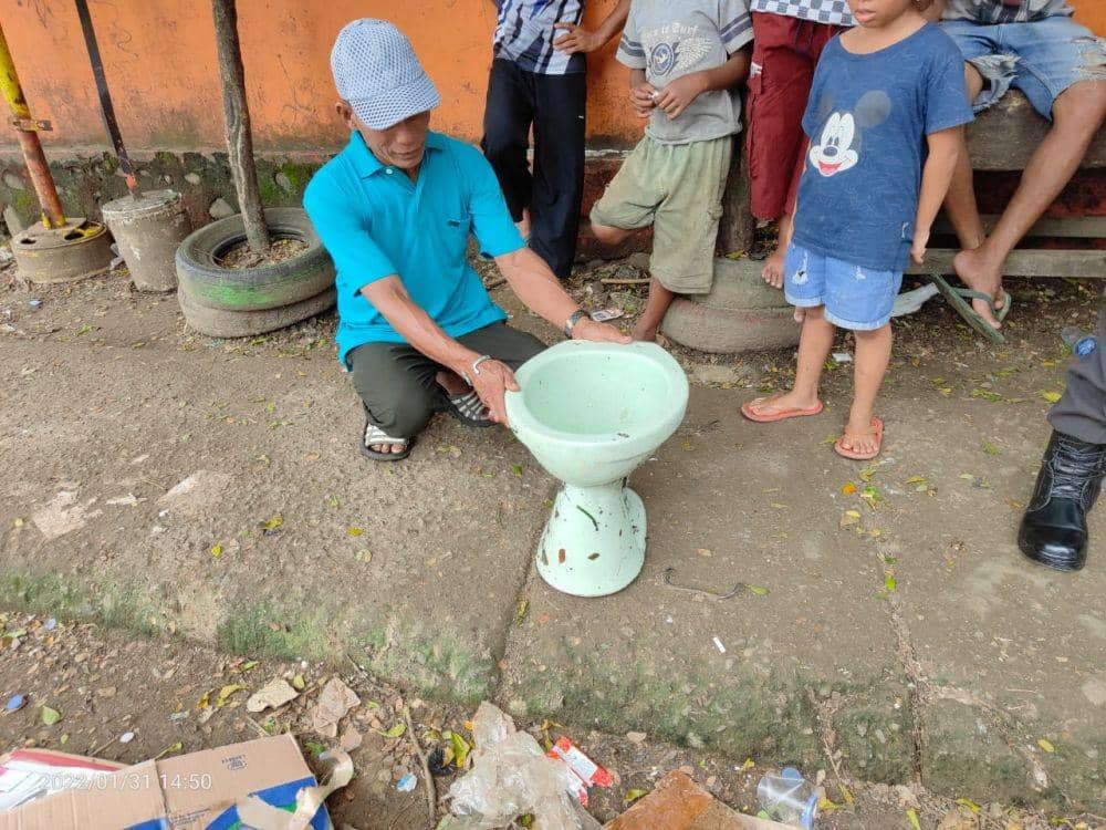 Petugas Polsek Manggala mendatangi lokasi kecelakaan kerja pemulung di TPA Tamangapa, Makassar. / Dok. Polsek Manggala