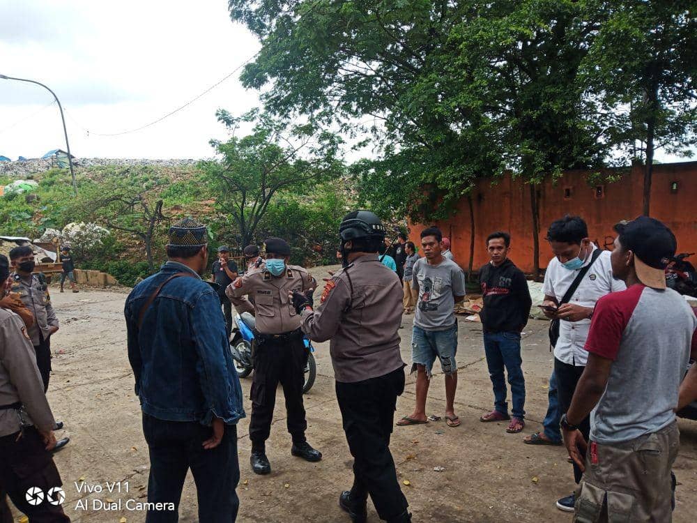 Petugas Polsek Manggala mendatangi lokasi kecelakaan kerja pemulung di TPA Tamangapa, Makassar. / Dok. Polsek Manggala