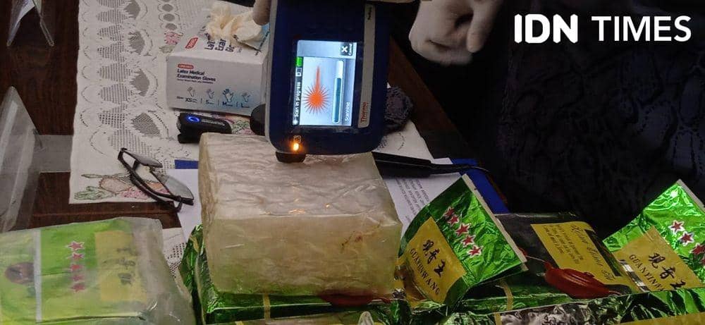 Kepala BNNP Sumsel Brigjen Djoko Prihadi merilis tangkapan 15 kilogram sabu yang berhasil diamankan di jalan Tol (IDN Times/Rangga Erfizal)