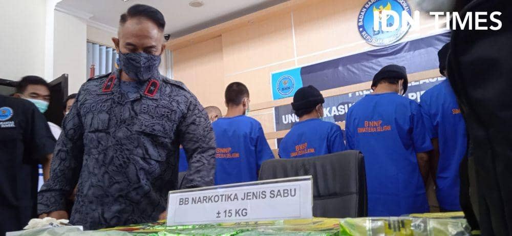 Kepala BNNP Sumsel Brigjen Djoko Prihadi merilis tangkapan 15 kilogram sabu yang berhasil diamankan di jalan Tol (IDN Times/Rangga Erfizal)