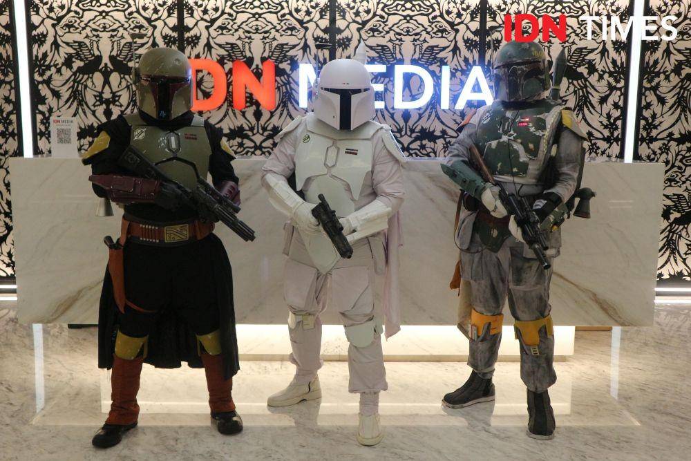 Para anggota komunitas Mando’an Bounty Hunter Tribes dengan kostum spesial terinspirasi dari karakter Boba Fett (IDN Times/Anastasia Desire)