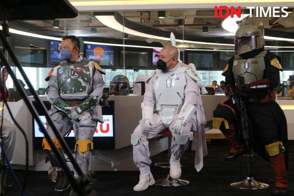 Oddie, Riza & Tatang, anggota komunitas Mando’an Bounty Hunter Tribes dengan kostum yang terinspirasi dari karakter Boba Fett dan Mandalorian (IDN Times/Anastasia Desire)