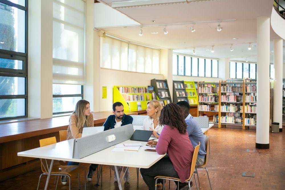 ilustrasi berdiskusi di perpustakaan (pexels.com/Kampus Production)
