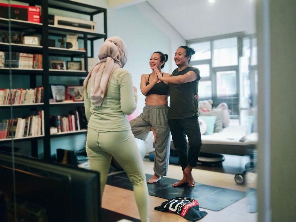 10 Potret Kompak Dea Ananda Lakukan Couple Prenatal Yoga