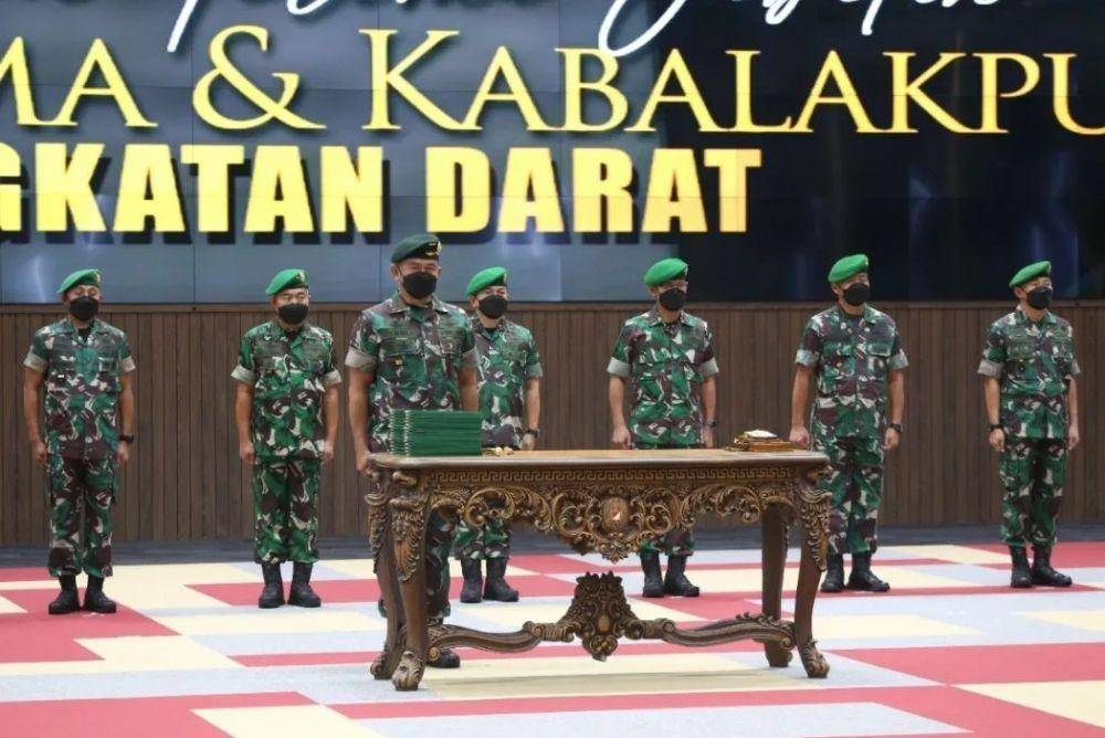 Mayor Jenderal Maruli Simanjuntak (depan dan sebelah kiri) resmi menyandang jabatan Pangkostrad pada Senin, 31 Januari 2022 (www.instagram.com/@penkostrad)