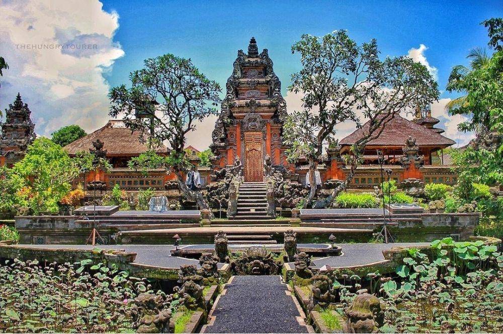 Pura Taman Saraswati (instagram.com/thehungrytourer)