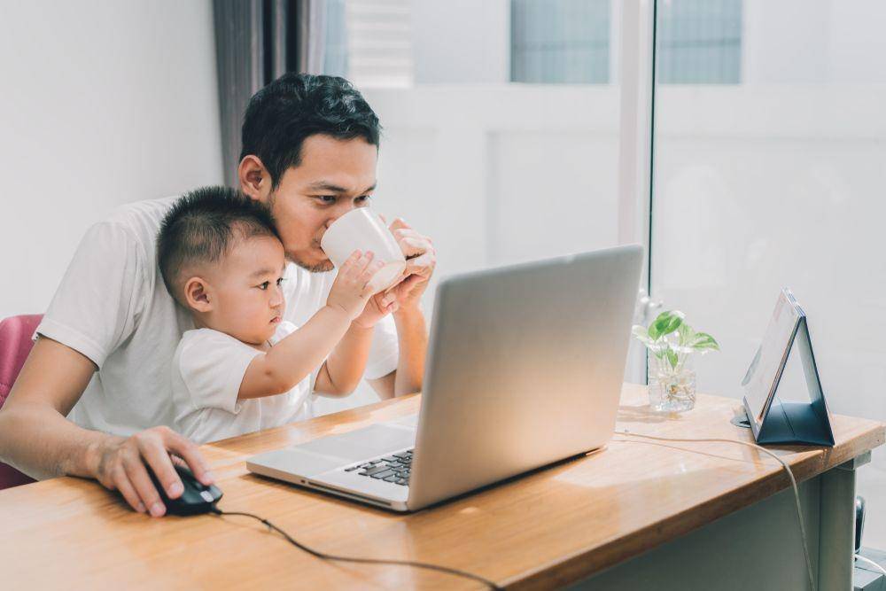 Millennial bekerja sambil mengurus anak (Shutterstock/Qilin's prance Filmmaker)